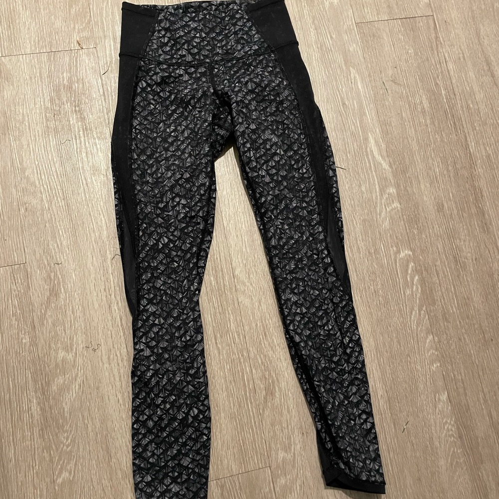 Lululemon crop leggings.